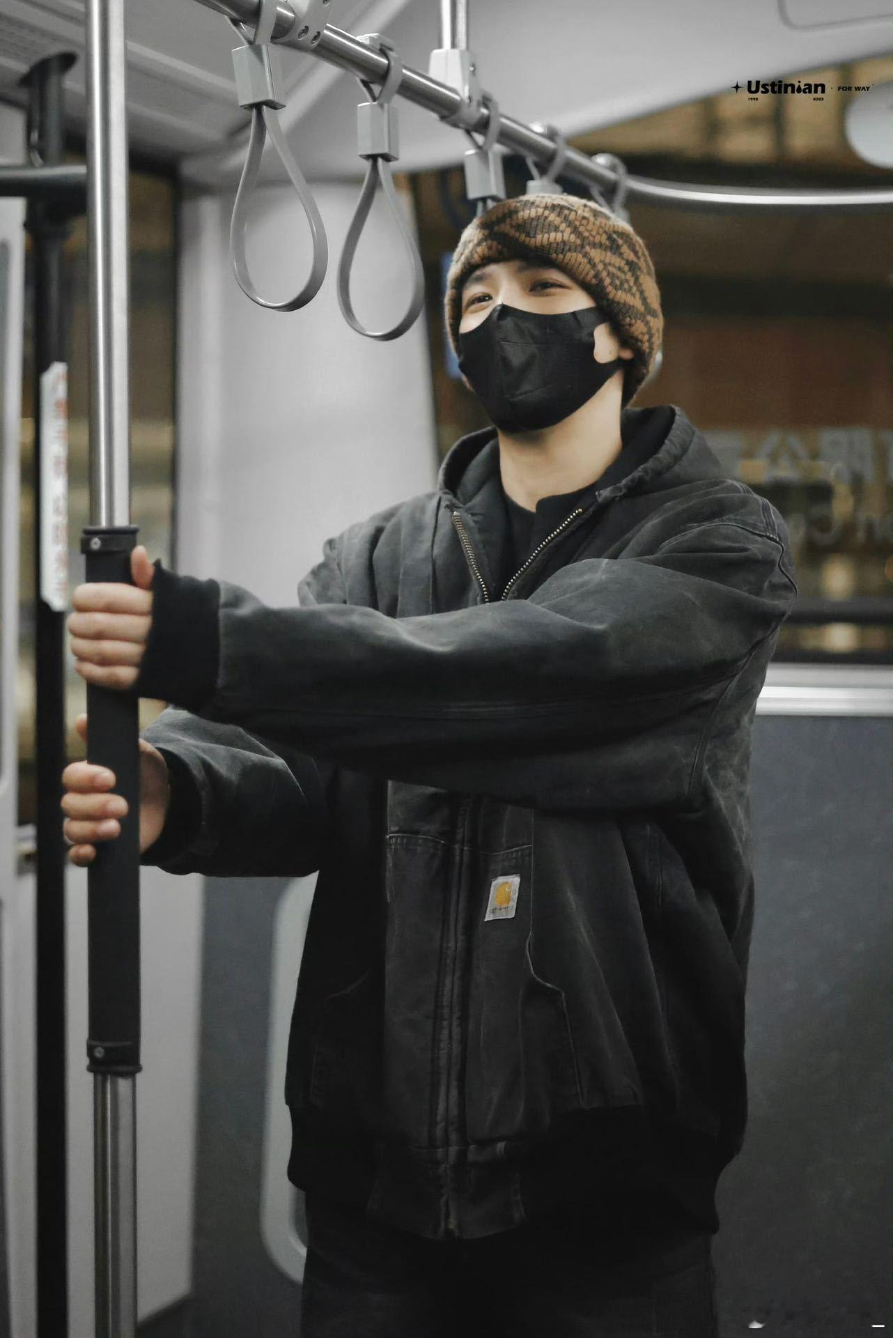 #王安宇机场劝架#网友们纷纷表示，王安宇的这一行为仿佛让人看到了他在新剧《小巷人
