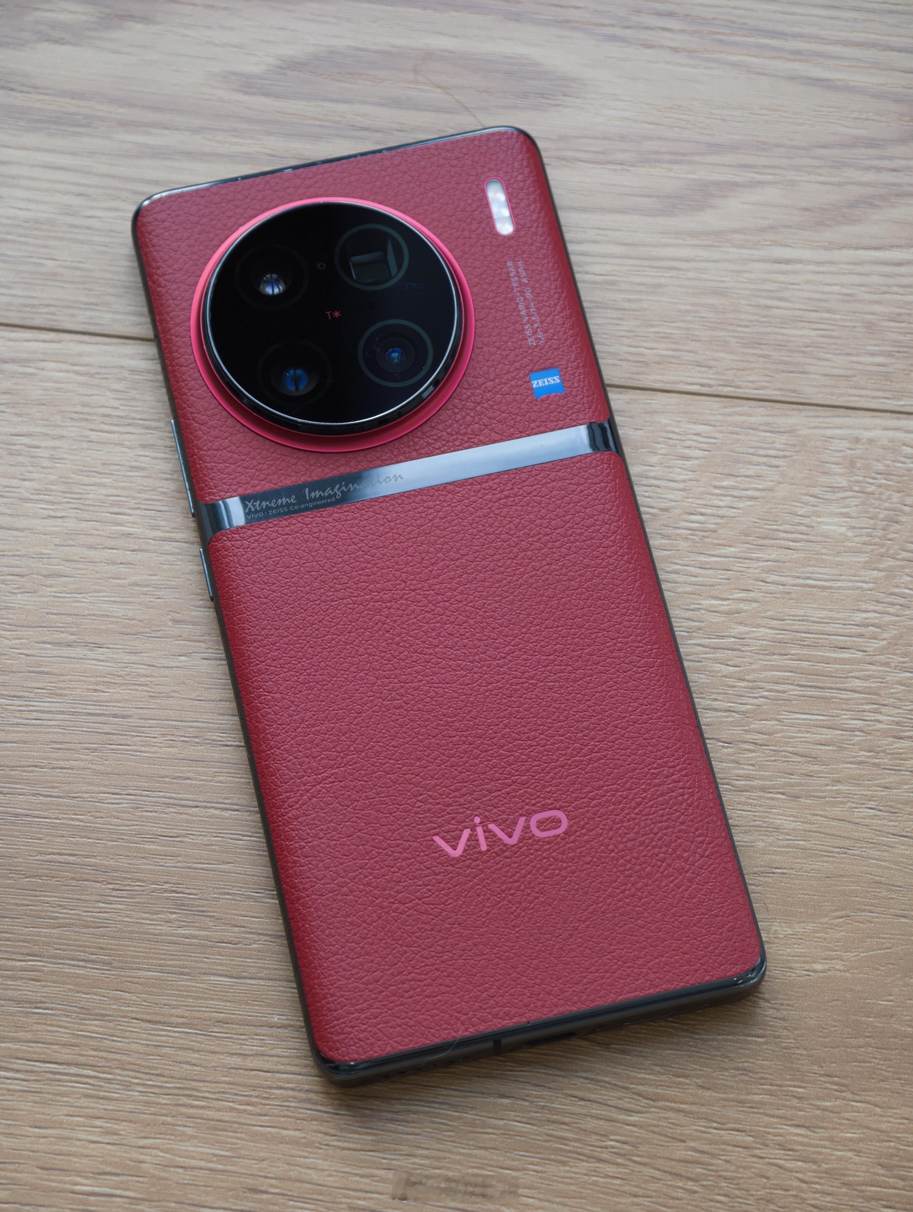 现在看vivo X90 Pro+的设计依然在线，这条绸带的设计让左上大圆看上去就