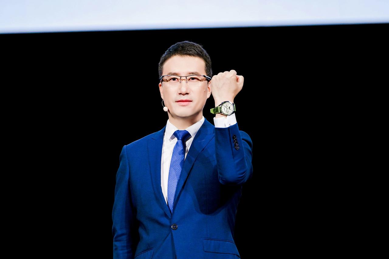 #华为智能眼镜 2正式开售# ，这款眼镜表面上与普通眼镜差不多，但它却是一款超级