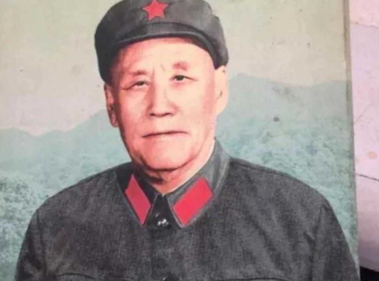 1930年起，何长工担任红8军军长，和林彪属于同级，还比徐向前级别要高，参加了历