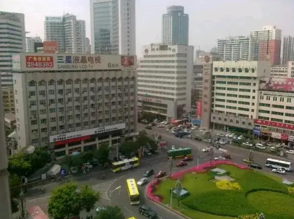 南门地铁贯通：老商圈的动脉搏动

乌鲁木齐南门，地铁1、2号线十字交汇，如同城市