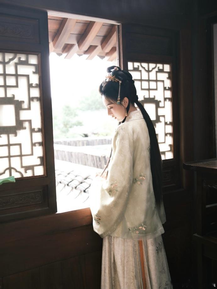 宋祖儿表妹万福杀青照来了，真的是好美的古装造型的呀，更加期待这部剧了！