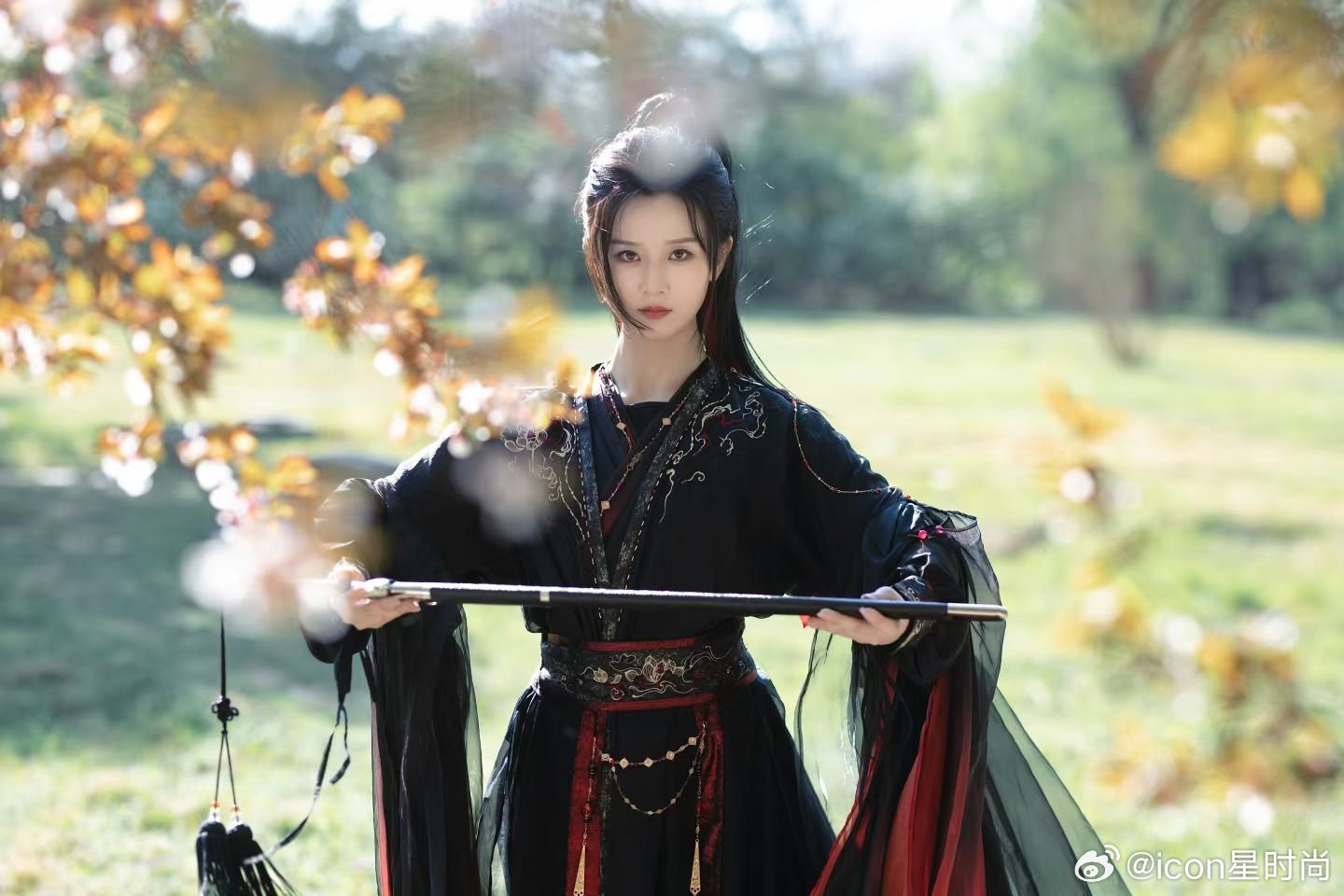 周洋洋高束马尾映桃花，她仗剑而立，自带江湖侠气。 