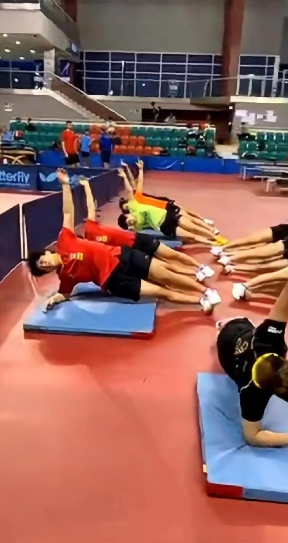 国乒体能训练名场面！快来找找莎莎在哪儿~
 
咱国乒的训练日常太有看点了！瞧瞧这
