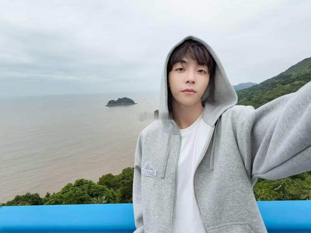 陈立农我要忧郁一阵子了陈立农忧郁氛围感照 大乔这个角色经历了巨大的悲伤，农农要把