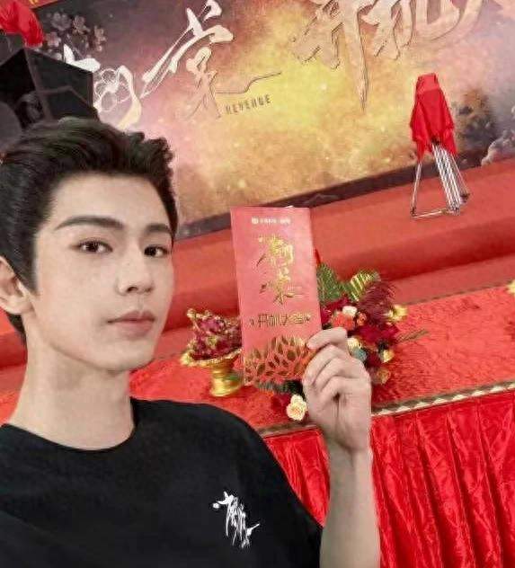 开机才知道角色没了？张凌赫的顶流路，藏着一个大写的尴尬**