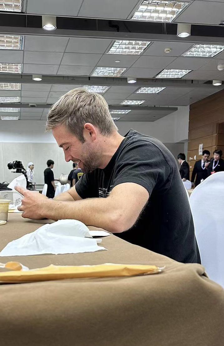 真的很像哥哥，科迪沃克玩车风格和哥哥品味差不多。有那么一瞬间真的挺恍惚的，以为布