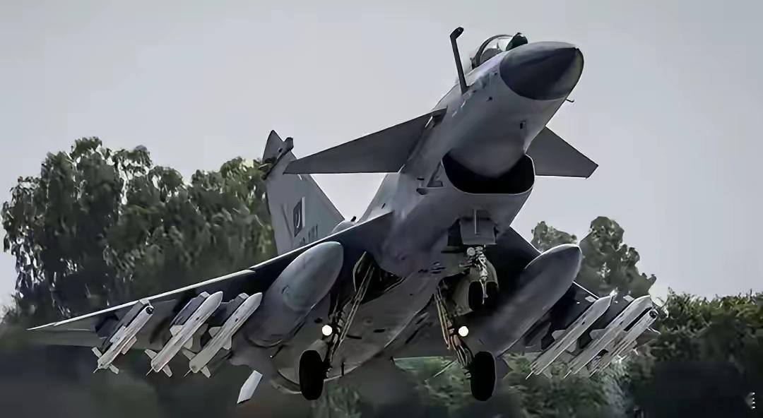 巴铁这一波威武又霸气呀！硬刚了！巴基斯坦于12日正式启用了与伊朗的过境走廊，利用