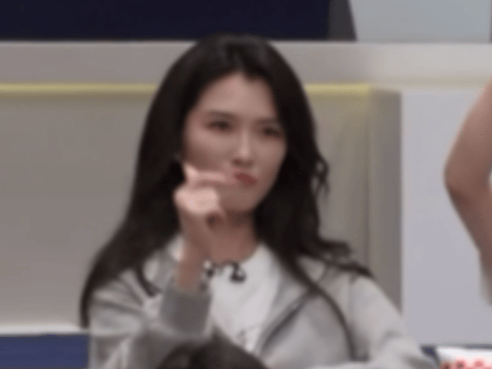 我看李小冉就徐洁儿这样 谁懂啊！徐洁儿看李小冉的眼神里全是宠溺！李小冉唱跳得越投