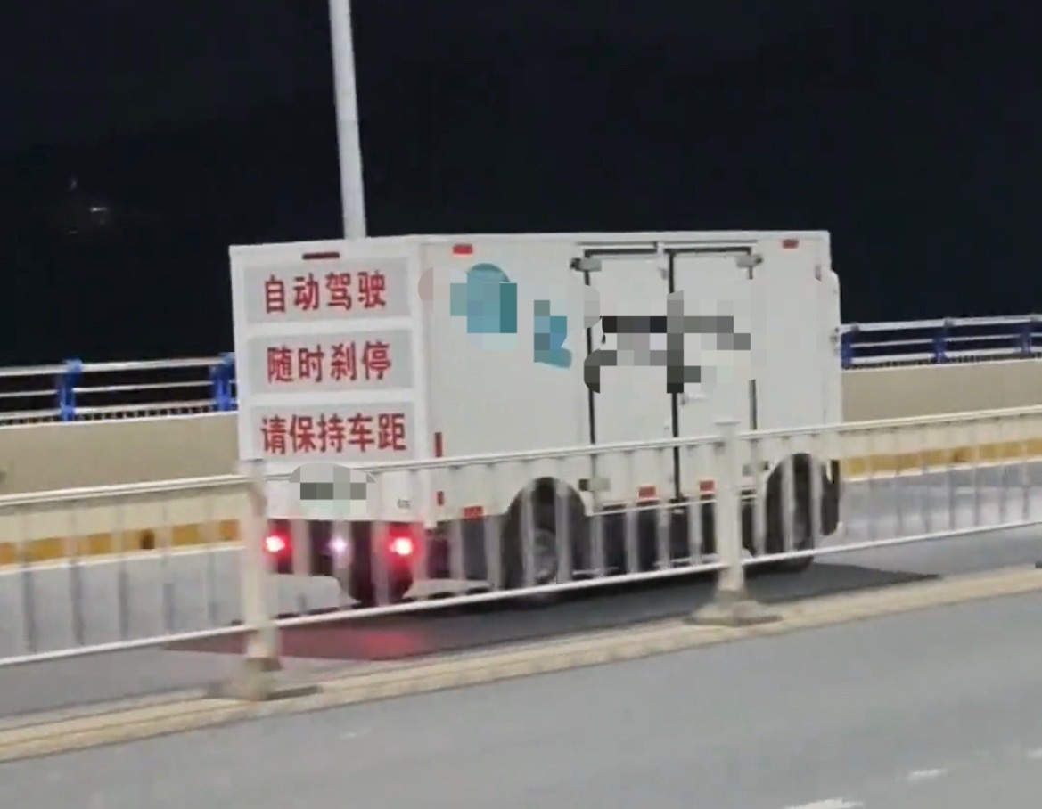 【玉林一辆无人配送车在道路上逆行行驶】6月12日晚，网友爆料称：玉林市一辆无人的