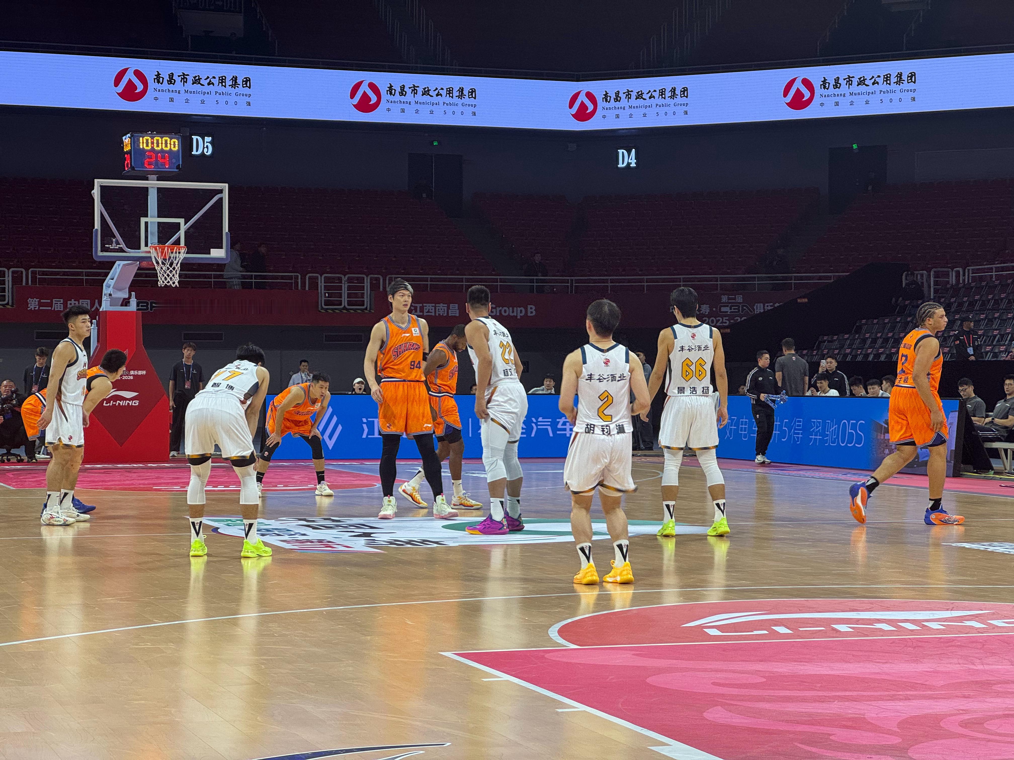 先发：弗格、崔晓龙、李弘权、洛夫顿、王哲林。上海久事大鲨鱼cba俱乐部杯