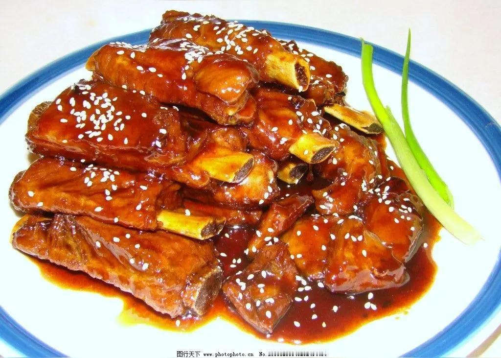 百万阅读的红烧排骨！家常菜爆款凭啥让全网疯狂抄作业？
 
一道国民家常菜，竟炸出