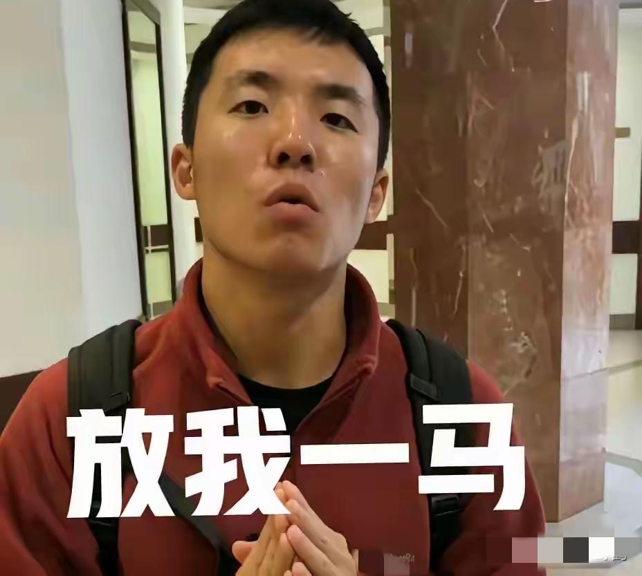 后续！
披旭日旗后的莫大学生陈宇昕道歉，要求网友放他一马！
可是网友却不买账，认