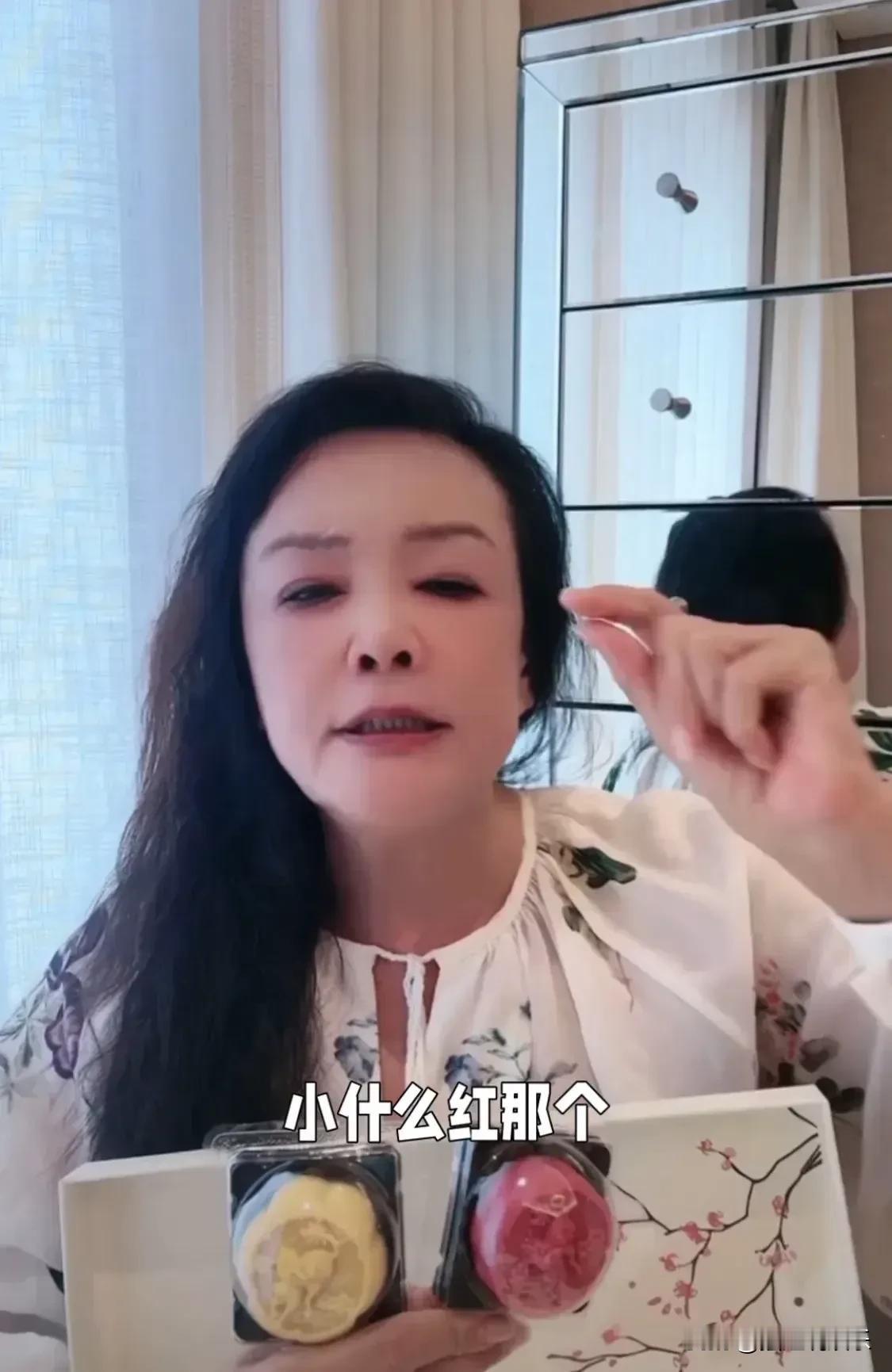 张兰最近指出，“小红书”、“今日头条”和“微博”等平台成为了黑粉的聚集地，她形象