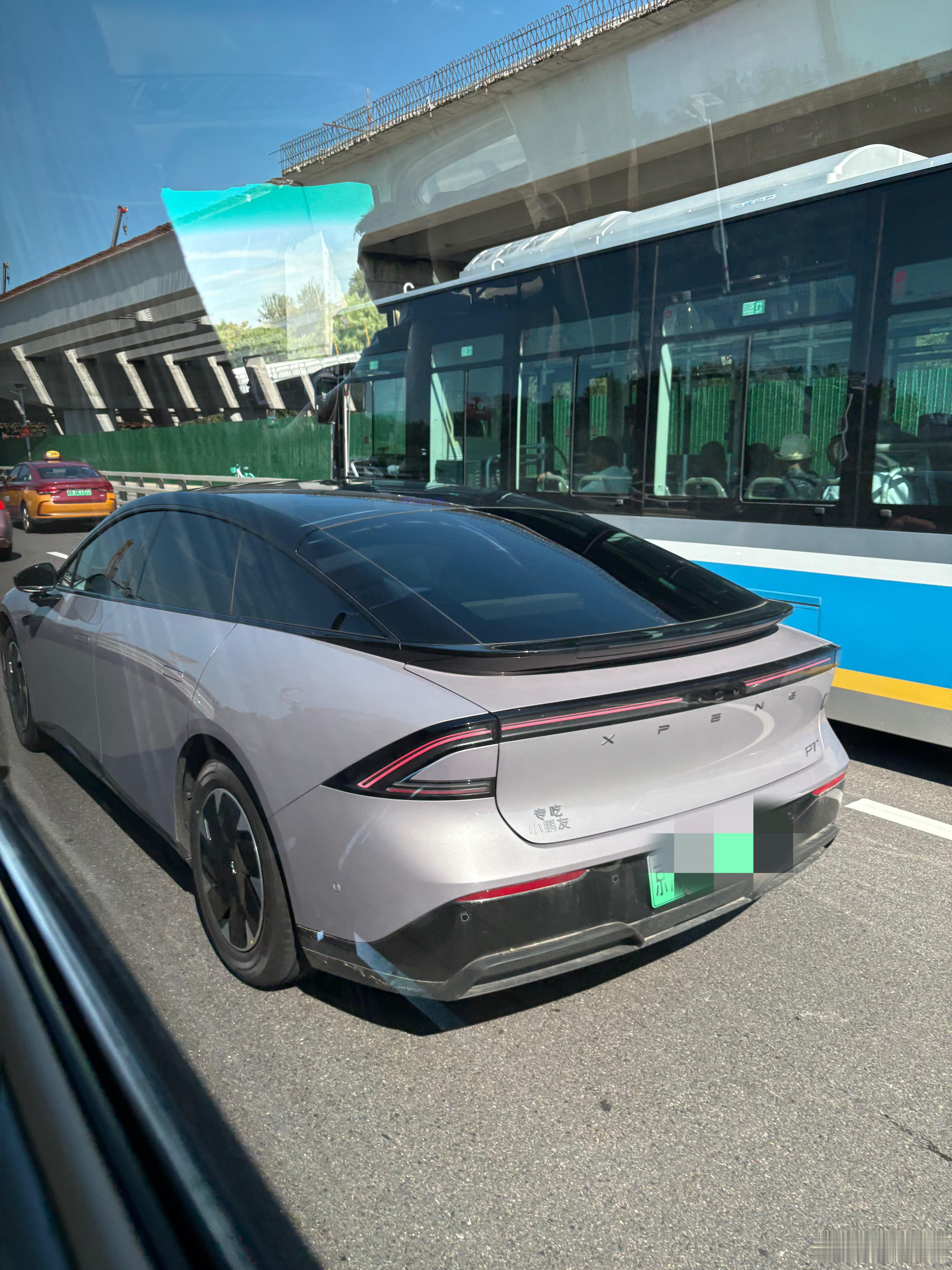 小鹏p7+ 专吃小朋友，胃口挺好啊。[挖鼻] ​​​