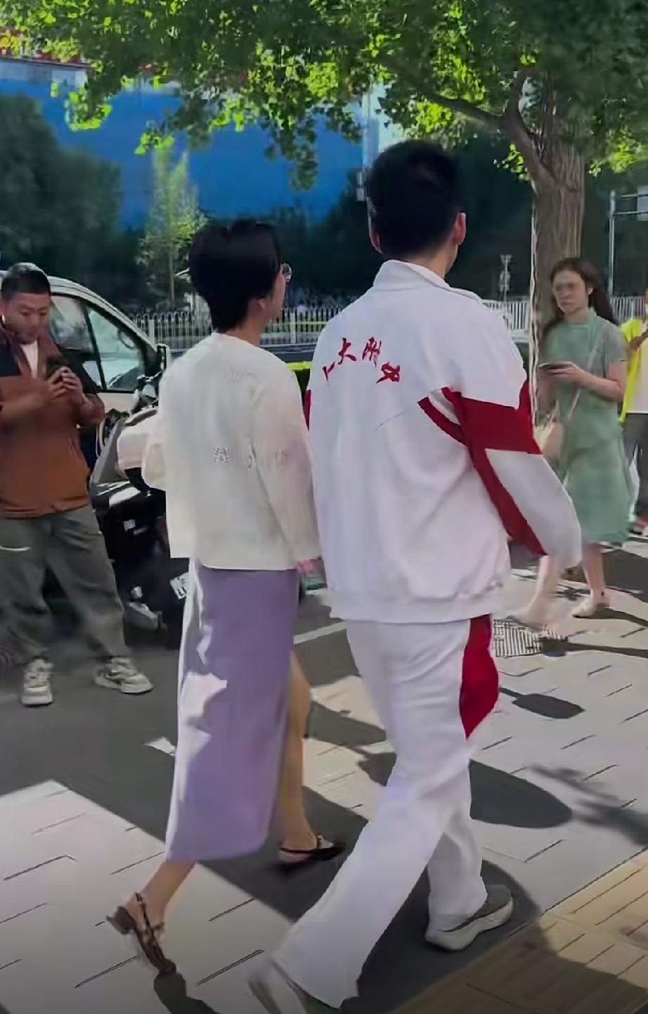 这才是绝对的自信！这种自信是由内而外散发出来的，不仅仅是表情，连肢体动作上都透露