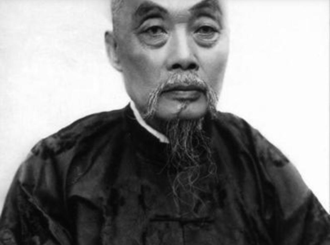 张謇是1894年（甲午年）的恩科状元，本可仕途通达。但甲午战败与《马关条约》的刺
