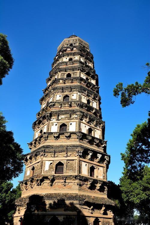 【苏州有哪些地标性建筑物】
苏州是一个现代和传统融汇一身的城市，拥有诸多地标性建