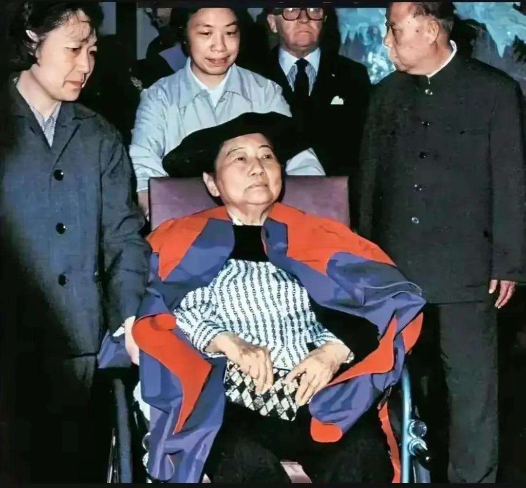 这是宋庆龄最后一次公开亮相，照片中，她穿着博士服，领取加拿大维多利亚大学授予她的
