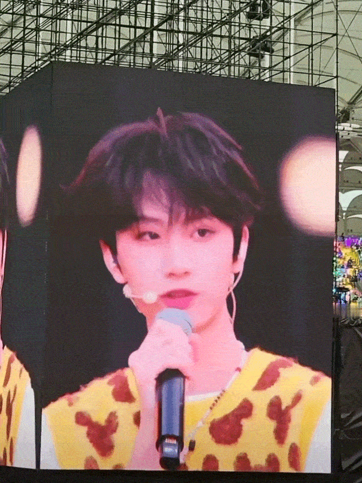 大屏上的李煜东。。好帅的一张脸李煜东 大家期待一下舞台吧