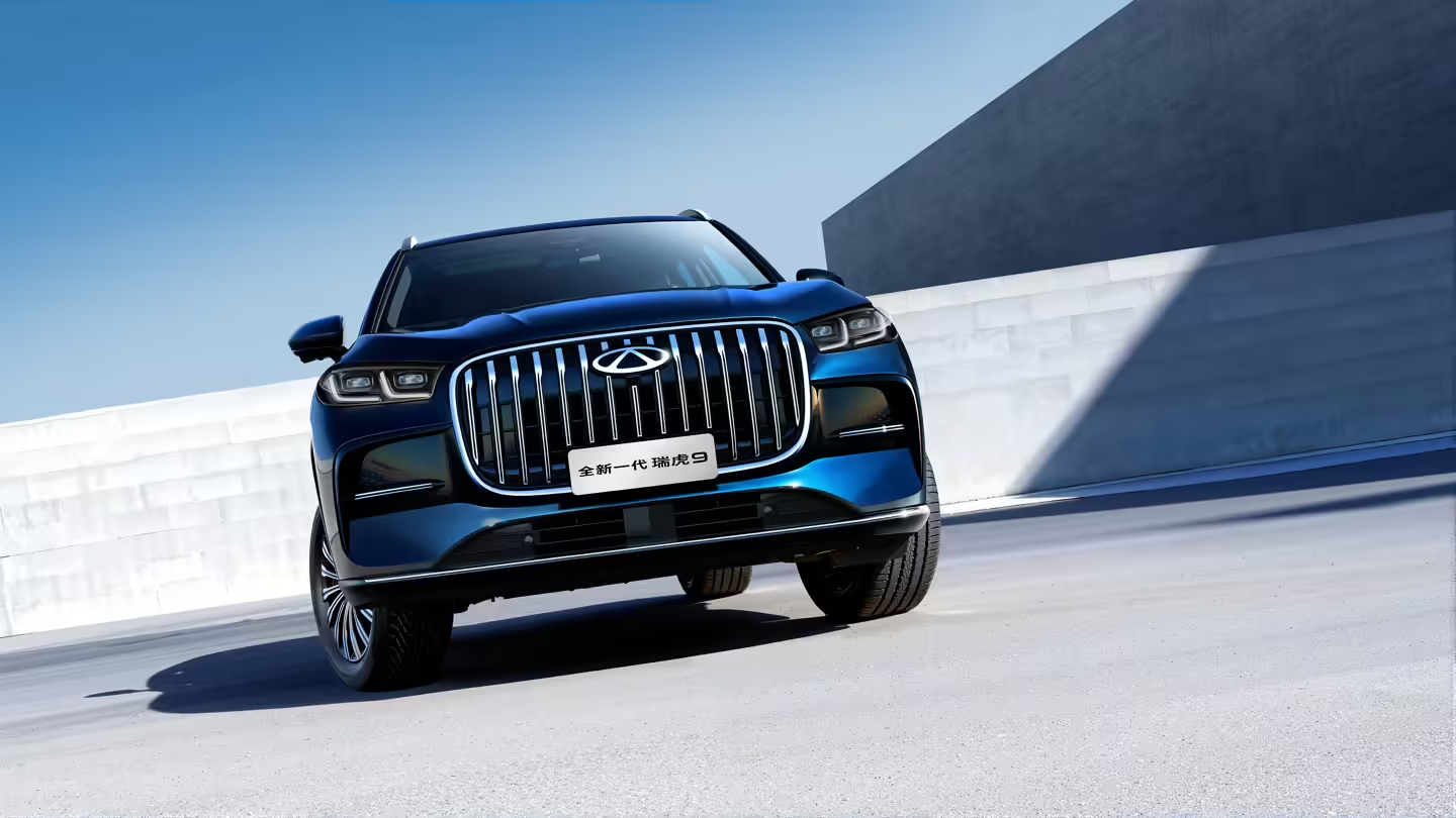 奇瑞全新一代瑞虎9亮相，定位中型SUV。外观焕新：前脸采用简洁格栅+双L型大灯，