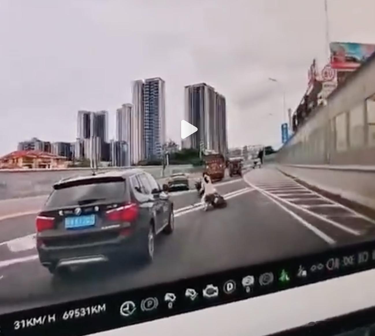 一家三口上高架引争议广州电鸡 一家三口上高架，害惨的是孩子一家三口骑电动车违规上