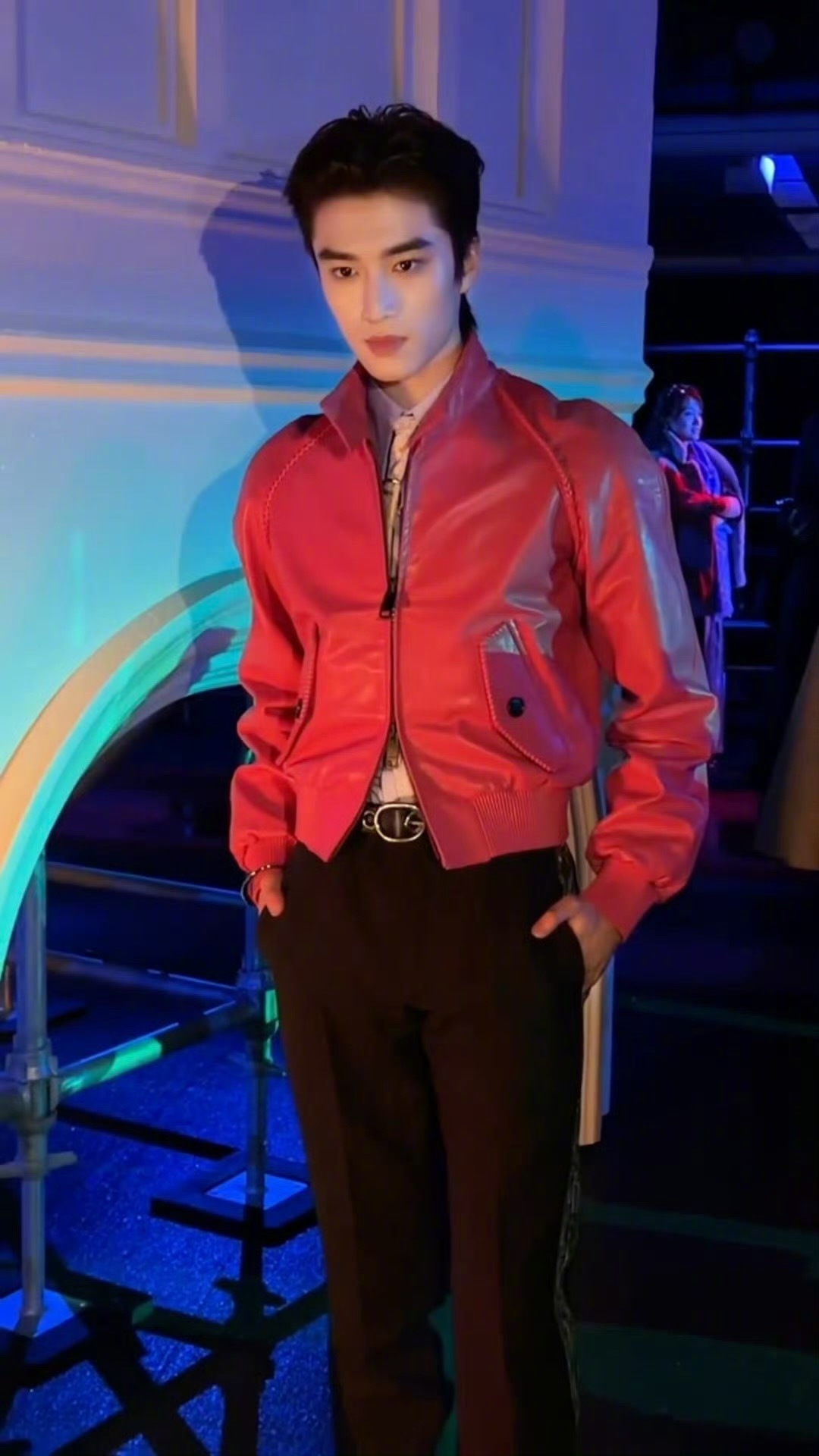 张康乐Burberry看秀生图，妆造可不可～