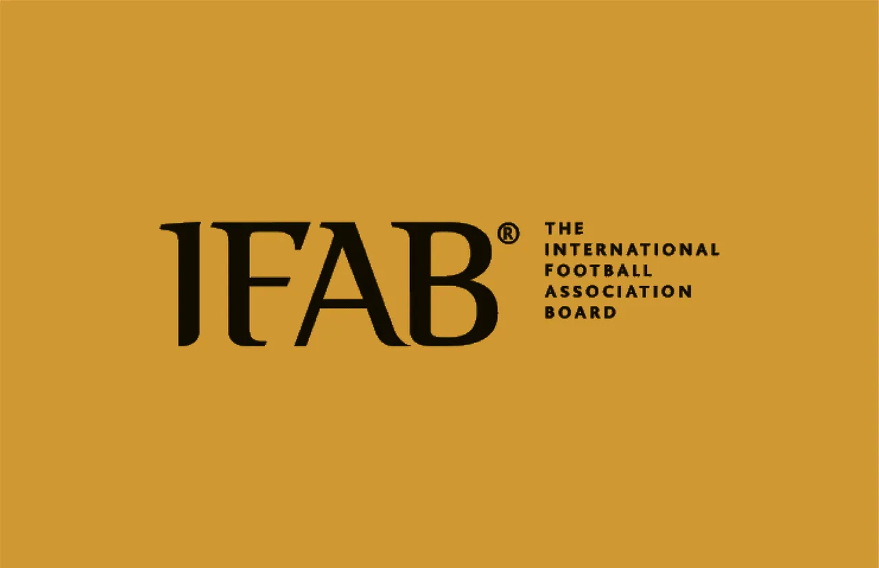 【IFAB关注角球赛场不文明对抗】足球赛事角球攻防卡位期间，球员频繁出现的拉拽、