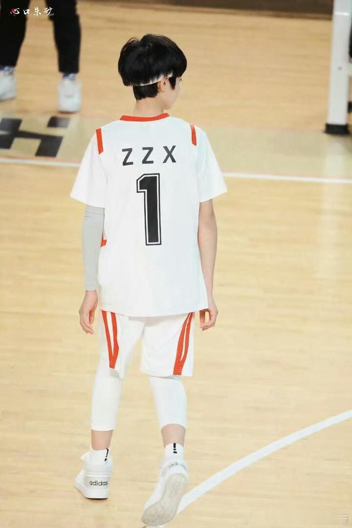 夏天到了，又可以看到运动场上的一号球员啦期待今年☝🏻TF家族运动会🏀⚽朱志鑫