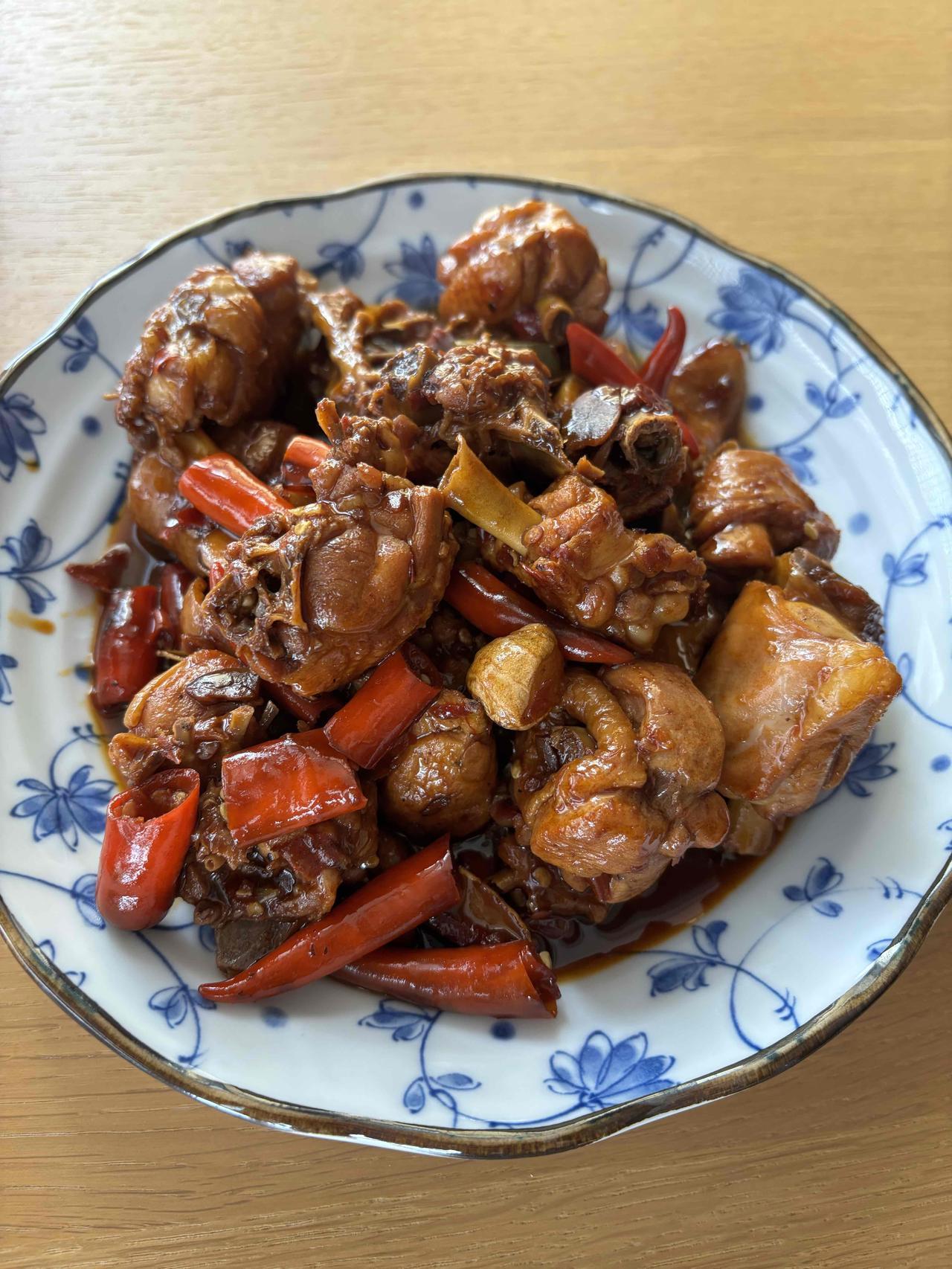 今天做的临沂炒鸡又升华了[偷笑]必须下饭，每天的餐食就是为长肉设计的，顺口[耶]