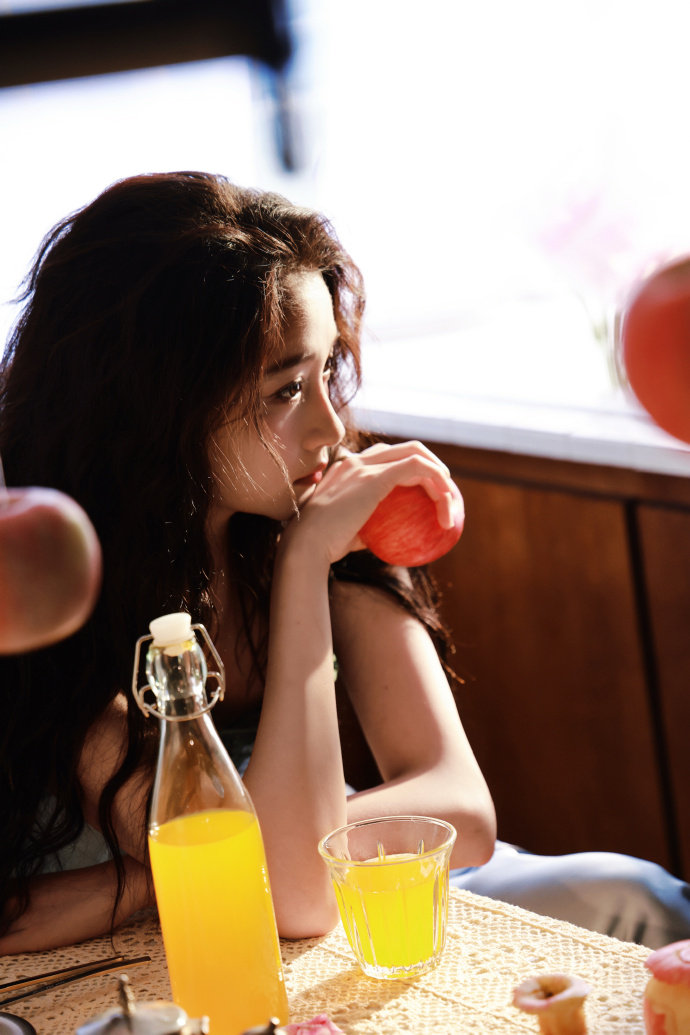 关晓彤苹果香 关晓彤眼镜西装大女人味 关晓彤眼镜西装大女人味，关晓彤苹果香，谁懂