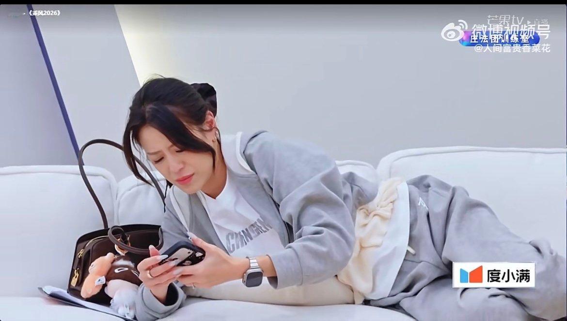 江语晨手心里还有小抄江语晨手心的小抄，是困境里最温柔的支撑，有队友相伴，舞台之路