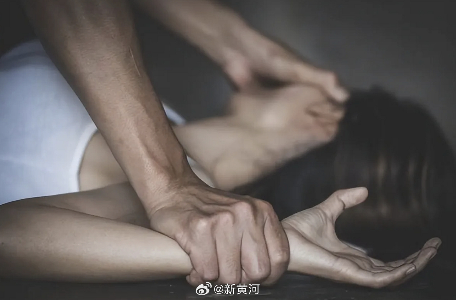 【#女子遭老板性侵后被公司开除# 】“我一看旁边居然躺着一个只穿着内裤的男人，再