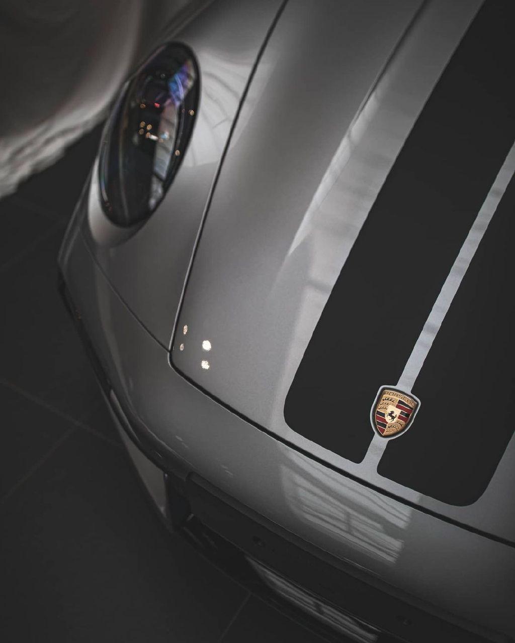 保时捷911 Turbo实车，外形是极具优雅的设计风格，银色的车漆涂装尽显奢华运