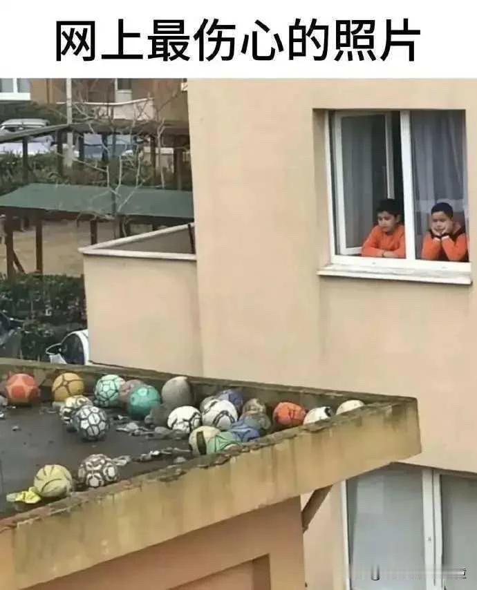 小时候学校是瓦房，房上的毽子不知钩到了多少
现在学校条件好啦，住平房住楼房，
楼