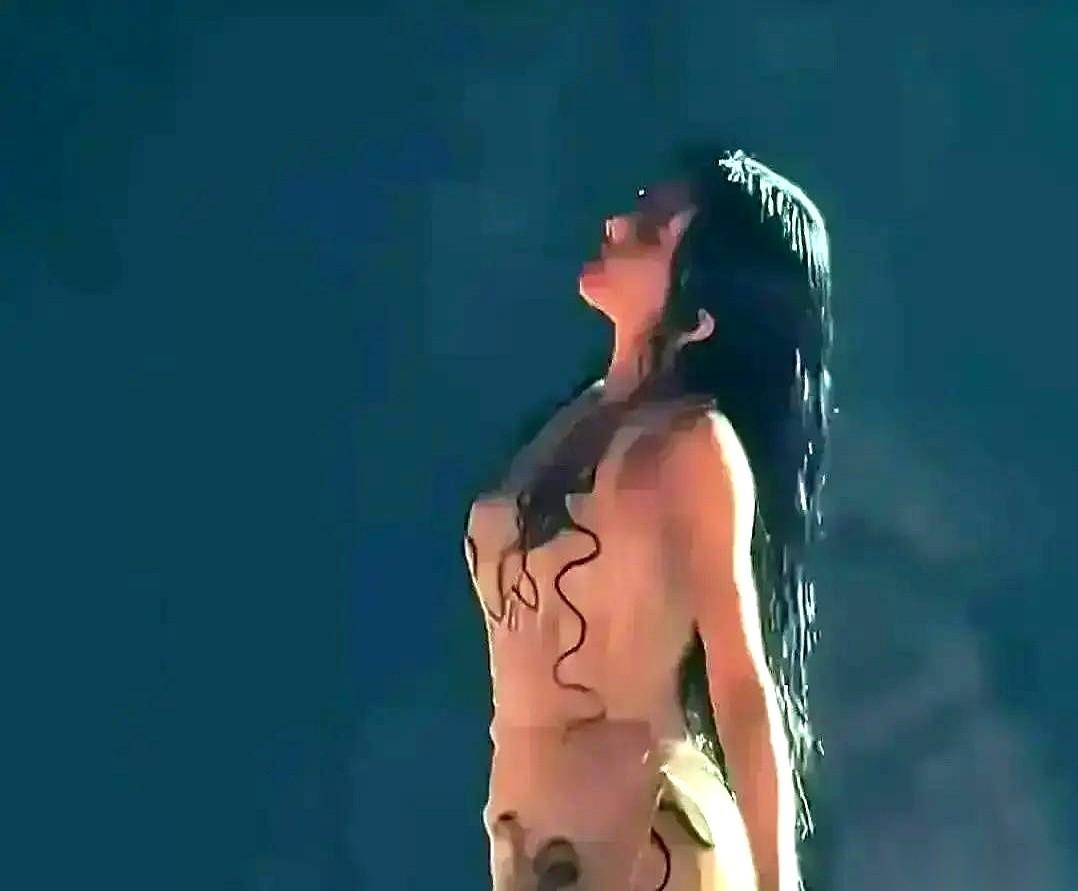 裤子当场崩开。
就当着几万人的面，梁静茹演唱会上，热裤的线直接“龇”了。
丁字裤