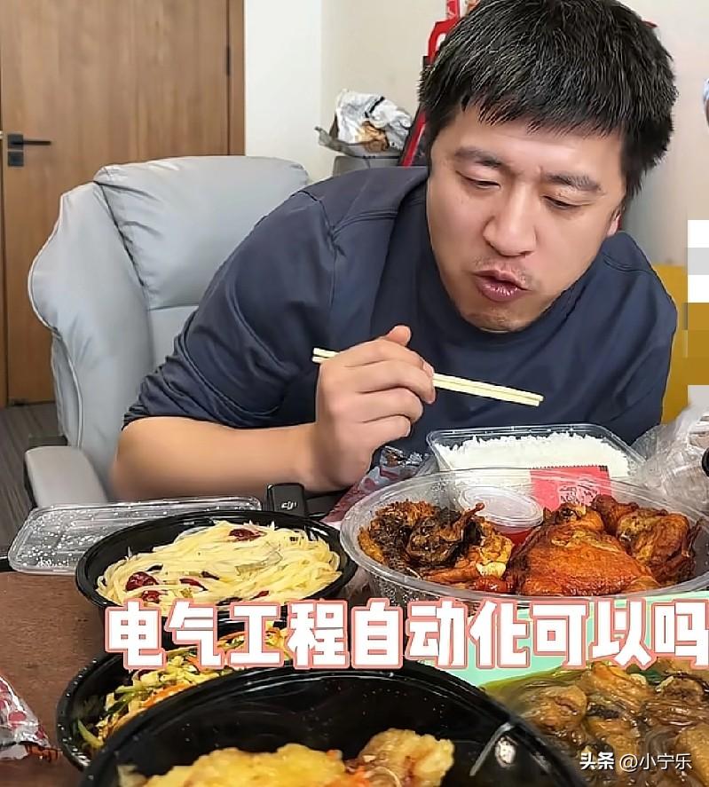 经常会在张雪峰老师的直播间里看到他一边解答粉丝们的困惑，一边大口吃着饭，面前摆满