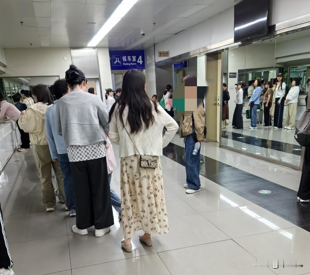 太原火车站，
不仅检票排长龙，
连上个卫生间都是排长龙。
这是因为什么呢？
一问