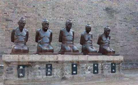 岳飞墓前的跪像原本不止四个，可今天人们看到的却只剩四名罪人。那么，消失的那一个究