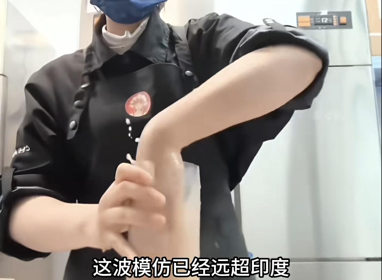 霸王茶姬店员徒手制茶模仿印度黑暗料理摆拍博流量，门店停业员工被辞！食品安全岂能玩