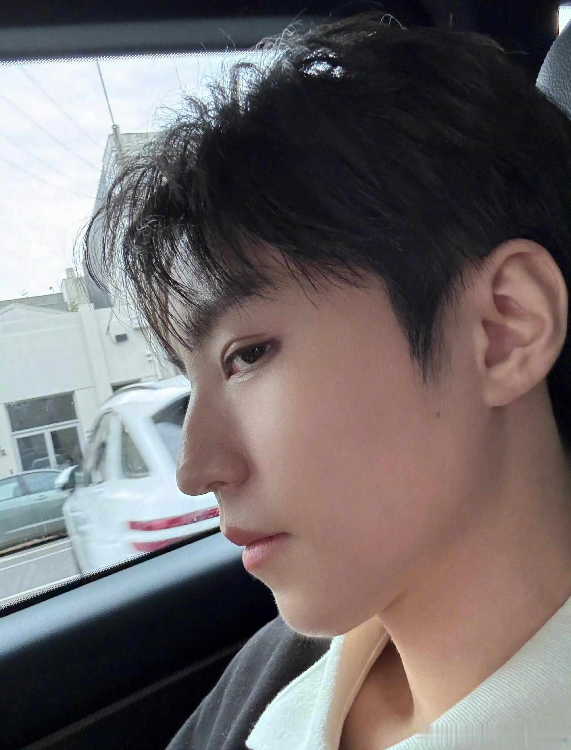 王俊凯下班自拍王俊凯发文：“下班了ao～”王俊凯四宫格自拍