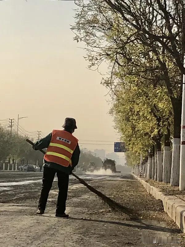 致敬无言坚守的公路人 五一假期，大家都在享受轻松时光，有这么一群公路人却在默默坚