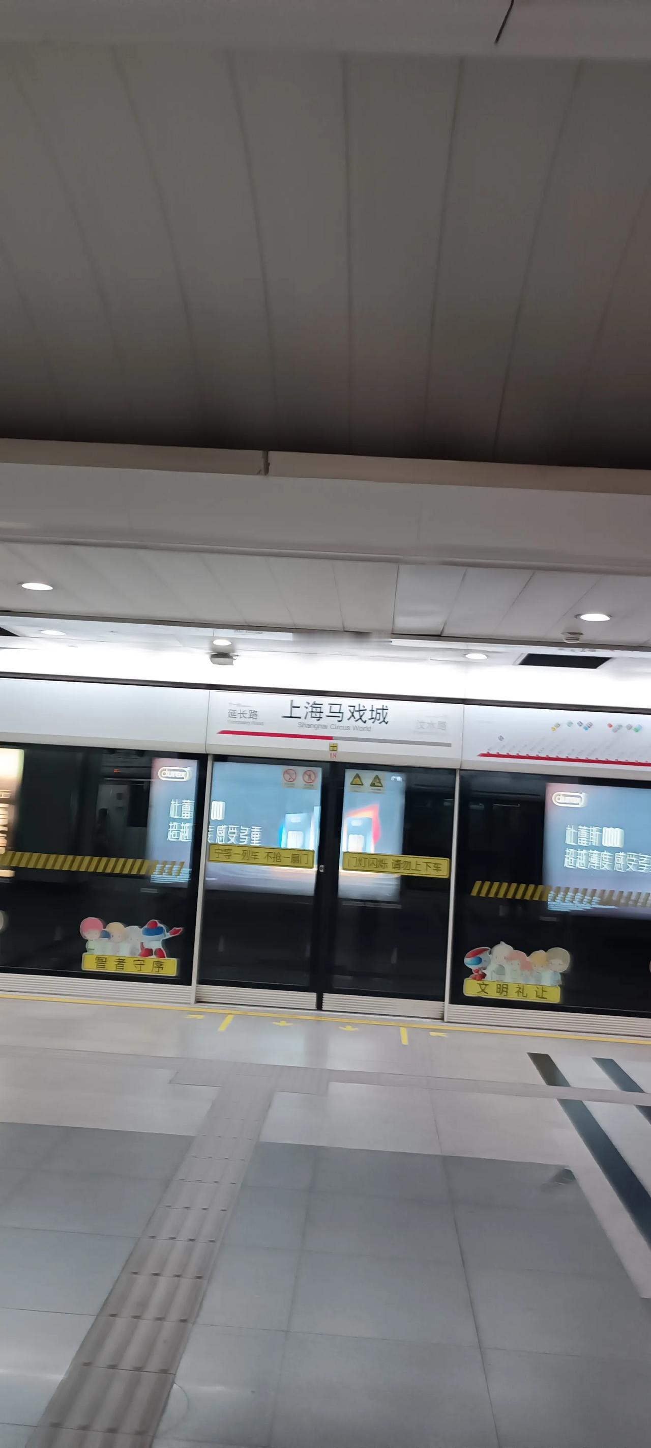 地铁上奇葩事！早晨上地铁，一男子踩到女士的高跟鞋，把它踩坏了，女士说你赔我钱，我