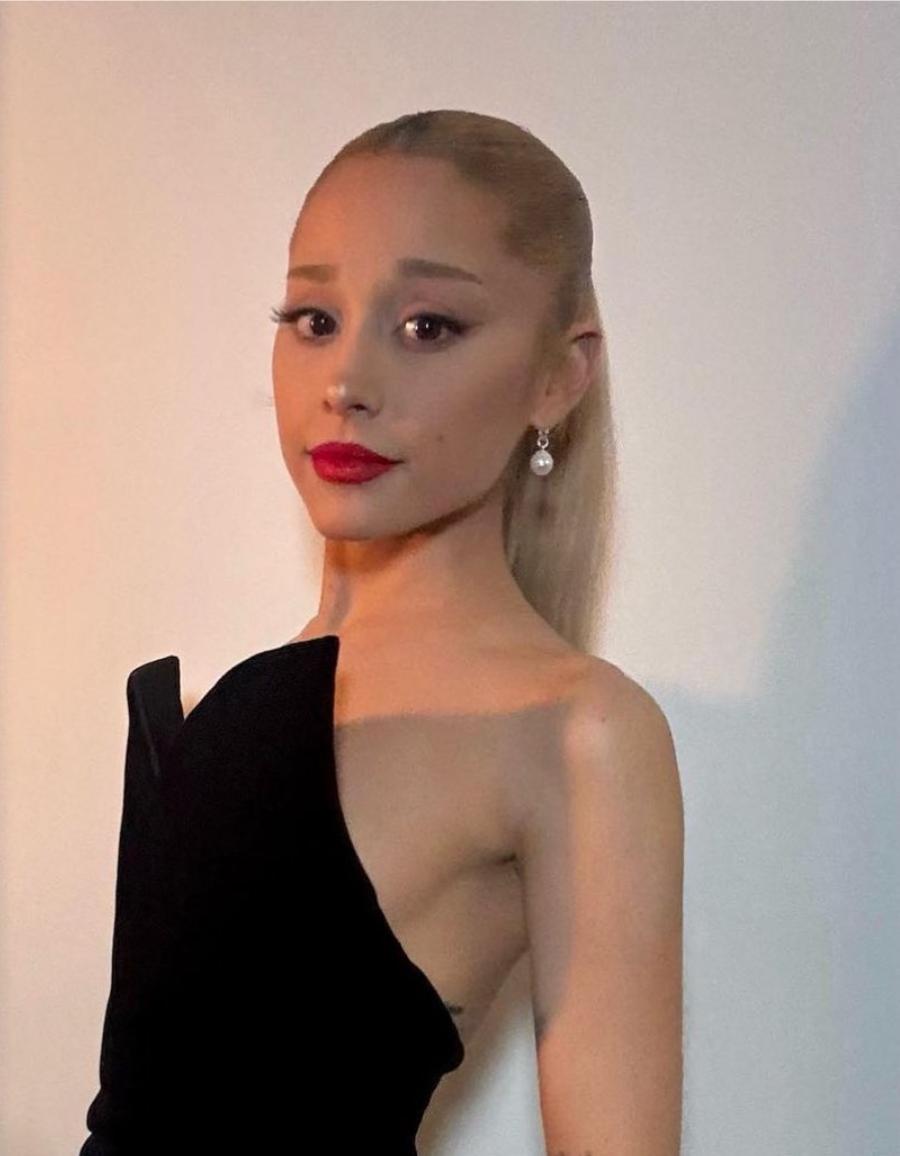 Ariana Grande 小脸大眼睛的样子，真的很像滨崎步巅峰时期。
有点像滨