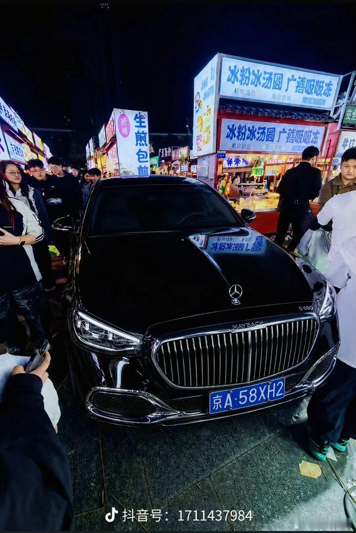 河北一车停夜市路中间被掰弯车牌网上刷到的，好一个先敬罗衣后敬人，本田车被堆满垃圾