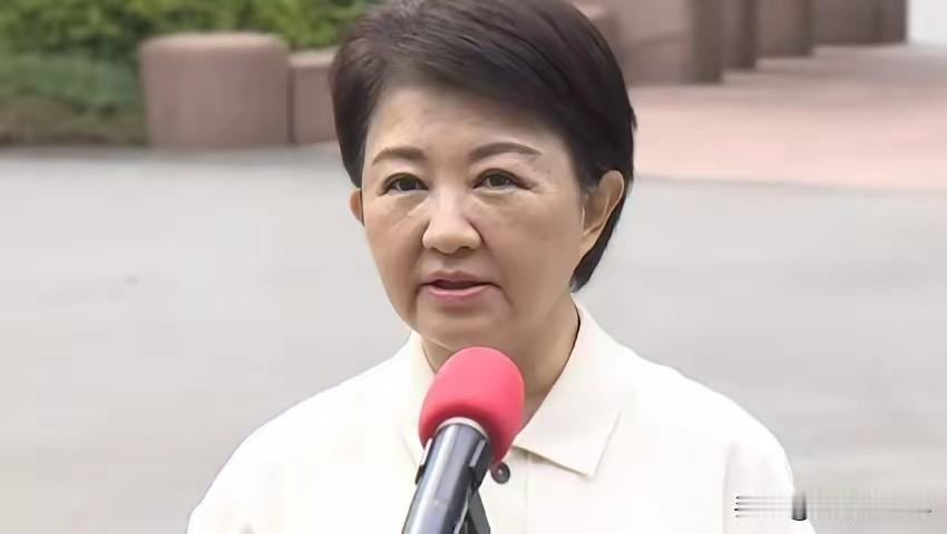 针对解放军对台军演，12月30日，台中市长卢秀燕受访时叫嚣，“任何危害2300万