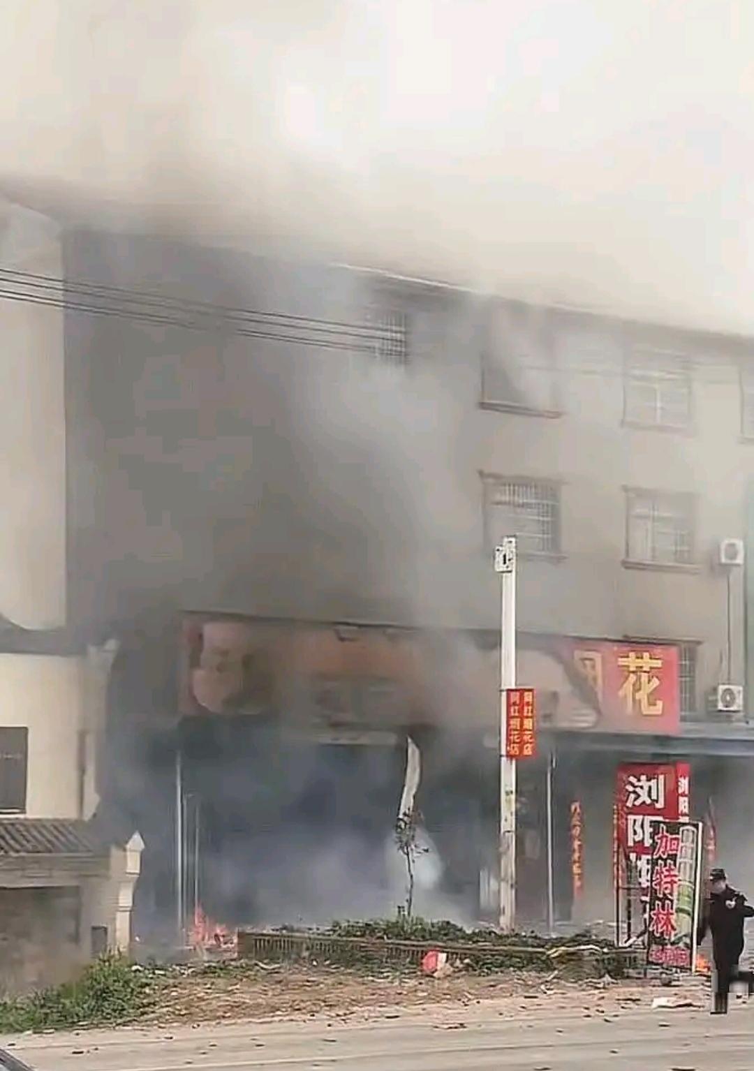 经全面搜救排查，湖北宜城烟花爆竹爆炸最终确认事故造成12人遇难，其中7名成年人、