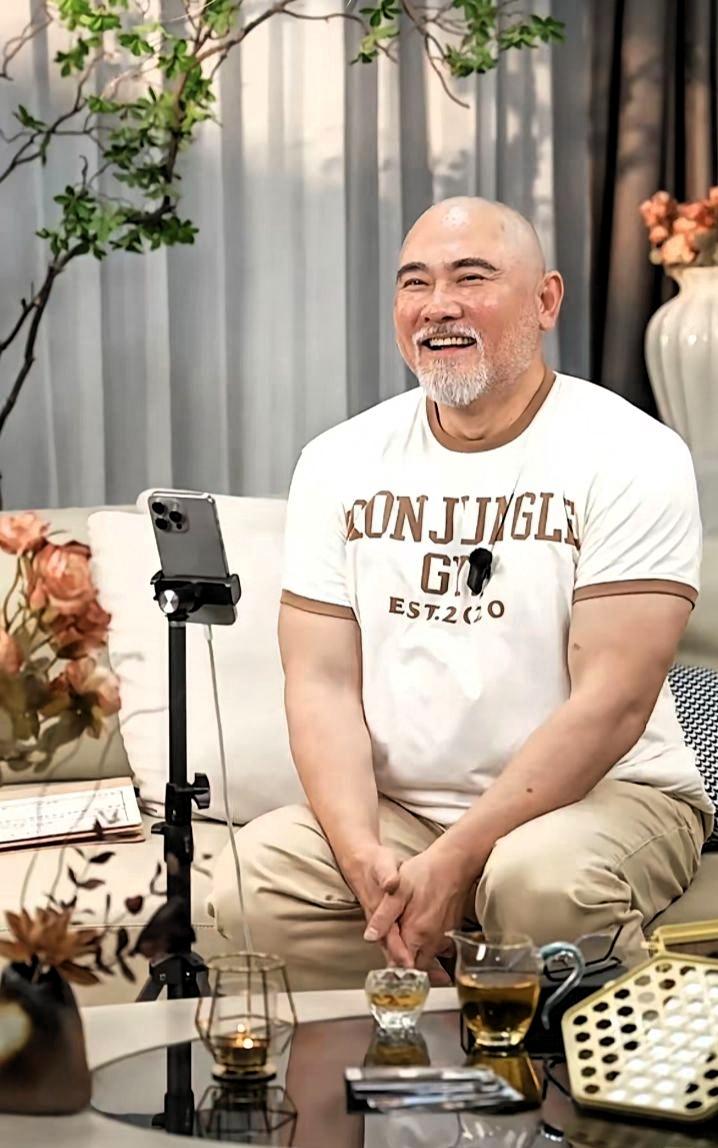 谁能想到，当年惊艳了无数人的古装男神，如今变成了这样？
 
此刻的赵文瑄，光头搭