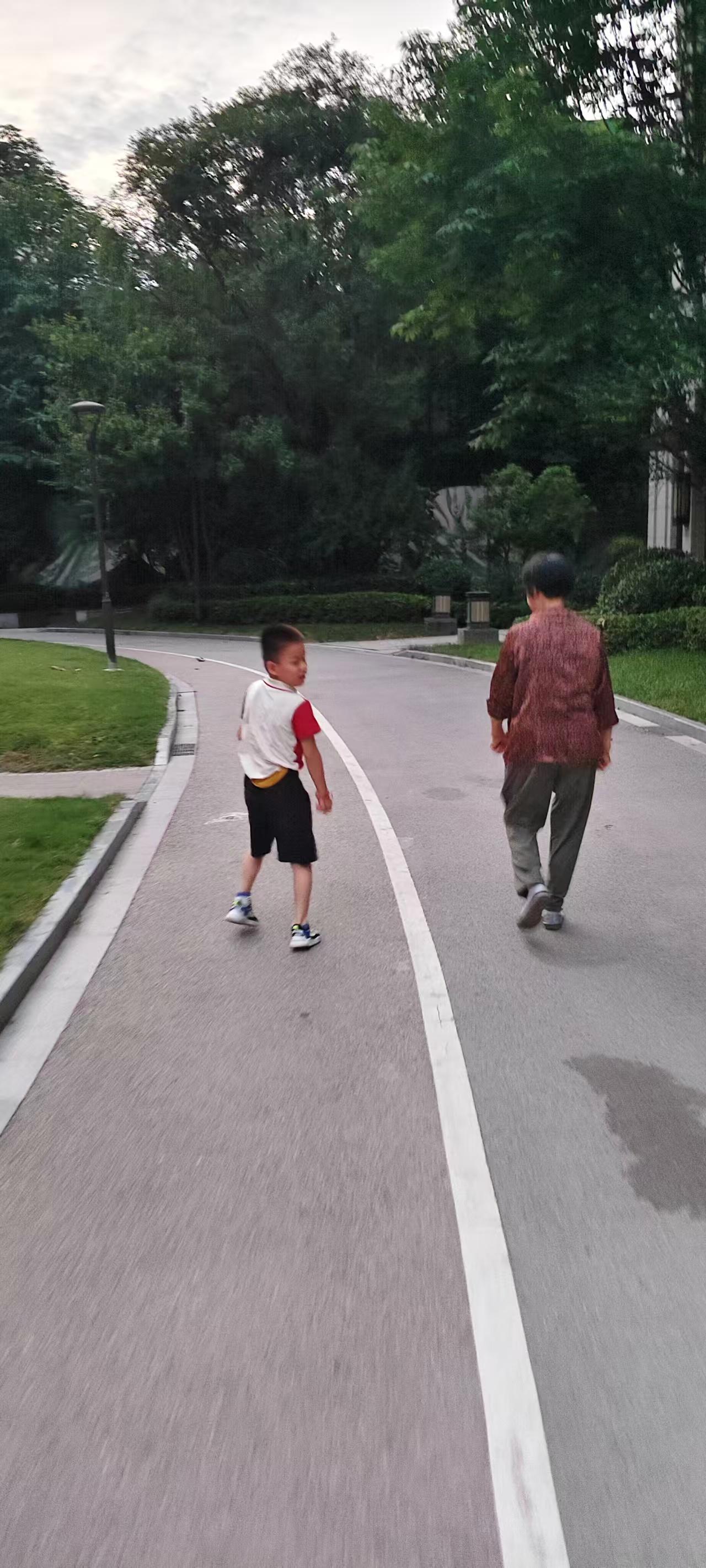 人到中年之后，千千万万别活得太能干。
 
双休日，安然从西安回豫西南老家。女儿甜