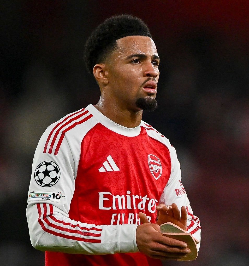 记者Ben Jacobs消息，多特蒙德希望引进一名多面手右路攻击手，伊桑·恩万内